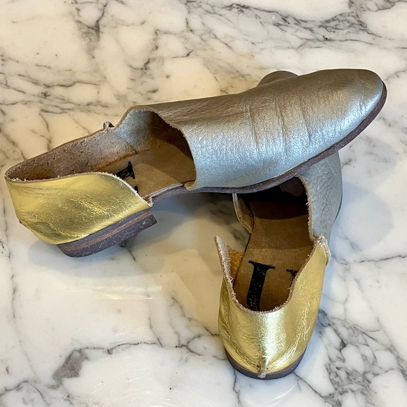 EUC Rare U-Dot Asymmetric Metallic Leather Slip-On Flats 7 Matte & Glossy Gold - Picture 4 of 16